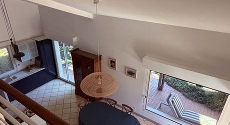 Très belle situation pour cette maison contemporaine située au calme dans un environnement boisé, sur les hauteurs de Montignac-Lascaux.