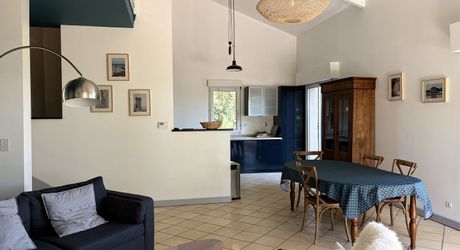 Très belle situation pour cette maison contemporaine située au calme dans un environnement boisé, sur les hauteurs de Montignac-Lascaux.