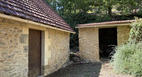 Très belle situation pour cette maison contemporaine située au calme dans un environnement boisé, sur les hauteurs de Montignac-Lascaux.