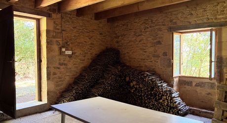 Très belle situation pour cette maison contemporaine située au calme dans un environnement boisé, sur les hauteurs de Montignac-Lascaux.