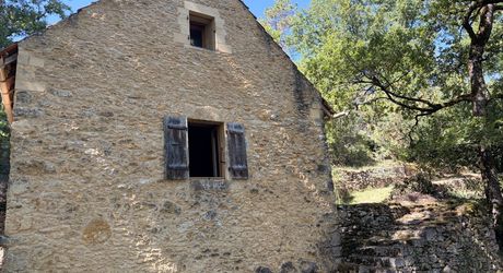 Très belle situation pour cette maison contemporaine située au calme dans un environnement boisé, sur les hauteurs de Montignac-Lascaux.