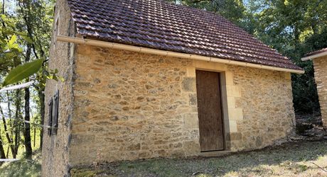 Très belle situation pour cette maison contemporaine située au calme dans un environnement boisé, sur les hauteurs de Montignac-Lascaux.