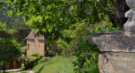 En Périgord Noir, à proximité d'un des plus beaux villages de la Vallée Vézère, très belle propriété de caractère avec piscine, située sur les hauteurs dans un environnement calme.