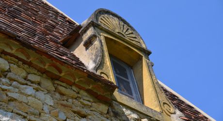 En Périgord Noir, à proximité d'un des plus beaux villages de la Vallée Vézère, très belle propriété de caractère avec piscine, située sur les hauteurs dans un environnement calme.