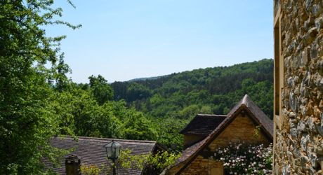 En Périgord Noir, à proximité d'un des plus beaux villages de la Vallée Vézère, très belle propriété de caractère avec piscine, située sur les hauteurs dans un environnement calme.