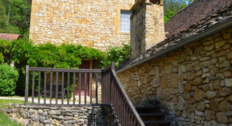 En Périgord Noir, à proximité d'un des plus beaux villages de la Vallée Vézère, très belle propriété de caractère avec piscine, située sur les hauteurs dans un environnement calme.