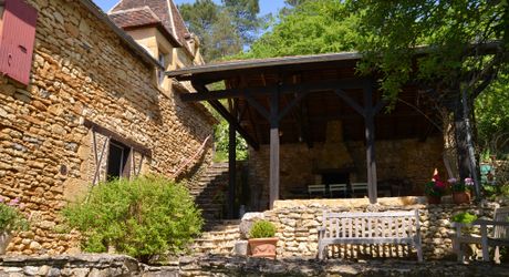 En Périgord Noir, à proximité d'un des plus beaux villages de la Vallée Vézère, très belle propriété de caractère avec piscine, située sur les hauteurs dans un environnement calme.