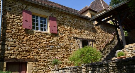 En Périgord Noir, à proximité d'un des plus beaux villages de la Vallée Vézère, très belle propriété de caractère avec piscine, située sur les hauteurs dans un environnement calme.