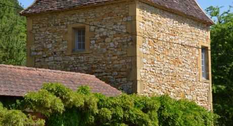 En Périgord Noir, à proximité d'un des plus beaux villages de la Vallée Vézère, très belle propriété de caractère avec piscine, située sur les hauteurs dans un environnement calme.