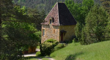 En Périgord Noir, à proximité d'un des plus beaux villages de la Vallée Vézère, très belle propriété de caractère avec piscine, située sur les hauteurs dans un environnement calme.