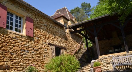 En Périgord Noir, à proximité d'un des plus beaux villages de la Vallée Vézère, très belle propriété de caractère avec piscine, située sur les hauteurs dans un environnement calme.