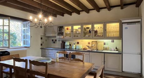 En Périgord Noir, à proximité d'un des plus beaux villages de la Vallée Vézère, très belle propriété de caractère avec piscine, située sur les hauteurs dans un environnement calme. 