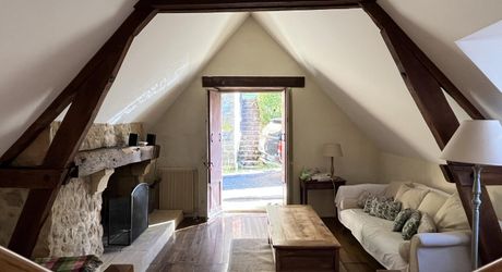 En Périgord Noir, à proximité d'un des plus beaux villages de la Vallée Vézère, très belle propriété de caractère avec piscine, située sur les hauteurs dans un environnement calme. 