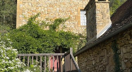 En Périgord Noir, à proximité d'un des plus beaux villages de la Vallée Vézère, très belle propriété de caractère avec piscine, située sur les hauteurs dans un environnement calme.