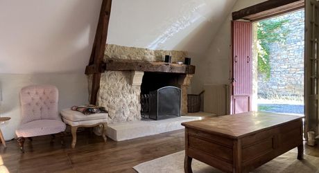 En Périgord Noir, à proximité d'un des plus beaux villages de la Vallée Vézère, très belle propriété de caractère avec piscine, située sur les hauteurs dans un environnement calme. 