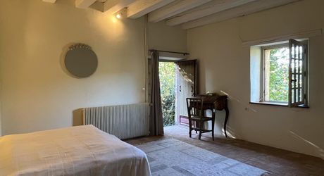 En Périgord Noir, à proximité d'un des plus beaux villages de la Vallée Vézère, très belle propriété de caractère avec piscine, située sur les hauteurs dans un environnement calme. 