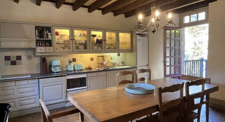 En Périgord Noir, à proximité d'un des plus beaux villages de la Vallée Vézère, très belle propriété de caractère avec piscine, située sur les hauteurs dans un environnement calme. 