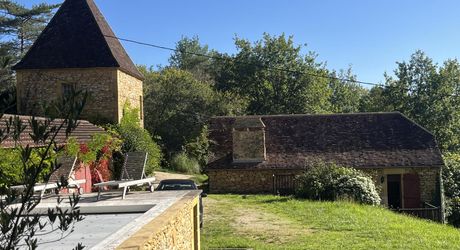 En Périgord Noir, à proximité d'un des plus beaux villages de la Vallée Vézère, très belle propriété de caractère avec piscine, située sur les hauteurs dans un environnement calme.