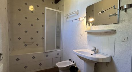 En Périgord Noir, à proximité d'un des plus beaux villages de la Vallée Vézère, très belle propriété de caractère avec piscine, située sur les hauteurs dans un environnement calme. 