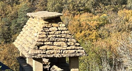En Périgord Noir, à proximité d'un des plus beaux villages de la Vallée Vézère, très belle propriété de caractère avec piscine, située sur les hauteurs dans un environnement calme. 