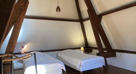 En Périgord Noir, à proximité d'un des plus beaux villages de la Vallée Vézère, très belle propriété de caractère avec piscine, située sur les hauteurs dans un environnement calme. 