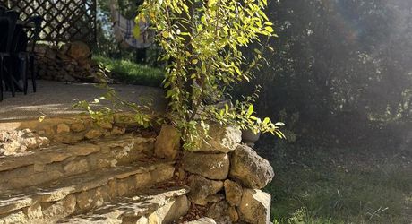 En Périgord Noir, à proximité d'un des plus beaux villages de la Vallée Vézère, très belle propriété de caractère avec piscine, située sur les hauteurs dans un environnement calme.