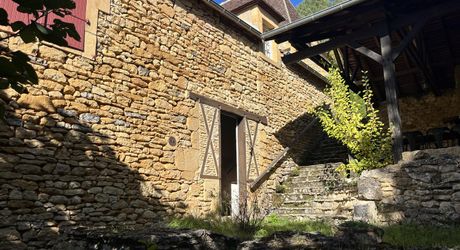 En Périgord Noir, à proximité d'un des plus beaux villages de la Vallée Vézère, très belle propriété de caractère avec piscine, située sur les hauteurs dans un environnement calme.