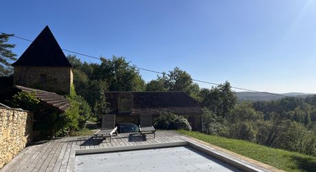 En Périgord Noir, à proximité d'un des plus beaux villages de la Vallée Vézère, très belle propriété de caractère avec piscine, située sur les hauteurs dans un environnement calme.