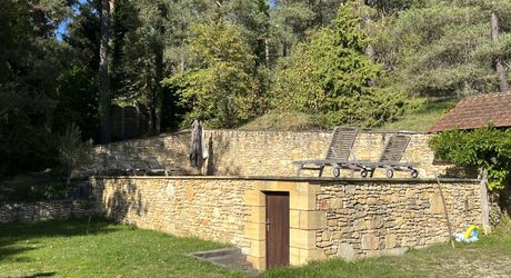 En Périgord Noir, à proximité d'un des plus beaux villages de la Vallée Vézère, très belle propriété de caractère avec piscine, située sur les hauteurs dans un environnement calme.