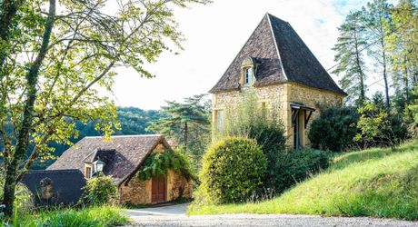 En Périgord Noir, à proximité d'un des plus beaux villages de la Vallée Vézère, très belle propriété de caractère avec piscine, située sur les hauteurs dans un environnement calme. 