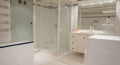 En Périgord Noir, à proximité d'un des plus beaux villages de la Vallée Vézère, très belle propriété de caractère avec piscine, située sur les hauteurs dans un environnement calme. 