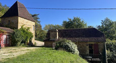 En Périgord Noir, à proximité d'un des plus beaux villages de la Vallée Vézère, très belle propriété de caractère avec piscine, située sur les hauteurs dans un environnement calme.