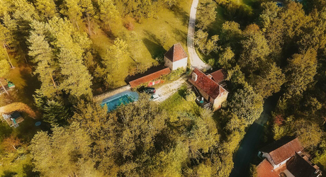 En Périgord Noir, à proximité d'un des plus beaux villages de la Vallée Vézère, très belle propriété de caractère avec piscine, située sur les hauteurs dans un environnement calme. 