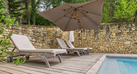 En Périgord Noir, à proximité d'un des plus beaux villages de la Vallée Vézère, très belle propriété de caractère avec piscine, située sur les hauteurs dans un environnement calme. 