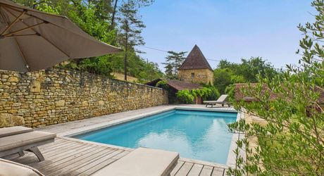 En Périgord Noir, à proximité d'un des plus beaux villages de la Vallée Vézère, très belle propriété de caractère avec piscine, située sur les hauteurs dans un environnement calme. 