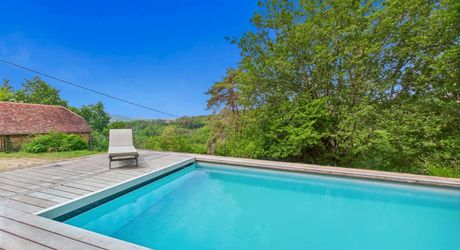 En Périgord Noir, à proximité d'un des plus beaux villages de la Vallée Vézère, très belle propriété de caractère avec piscine, située sur les hauteurs dans un environnement calme. 