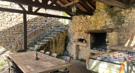 En Périgord Noir, à proximité d'un des plus beaux villages de la Vallée Vézère, très belle propriété de caractère avec piscine, située sur les hauteurs dans un environnement calme.