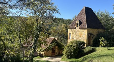En Périgord Noir, à proximité d'un des plus beaux villages de la Vallée Vézère, très belle propriété de caractère avec piscine, située sur les hauteurs dans un environnement calme.
