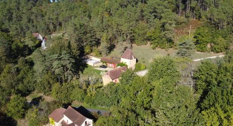 Delightful, authentic honey-coloured stone Dordogne house with an independent guest wing in a splendid tower, located in the charming commune of village of St Leon-sur-Vezere.