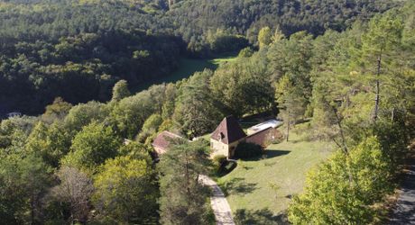Delightful, authentic honey-coloured stone Dordogne house with an independent guest wing in a splendid tower, located in the charming commune of village of St Leon-sur-Vezere.