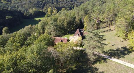 Delightful, authentic honey-coloured stone Dordogne house with an independent guest wing in a splendid tower, located in the charming commune of village of St Leon-sur-Vezere.