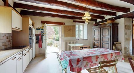 Superbe propriété sur plus d'un hectare de terrain avec maison, piscine, moulin et son bief. Situation préservée dans un environnement bucolique.