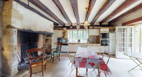 Superbe propriété sur plus d'un hectare de terrain avec maison, piscine, moulin et son bief. Situation préservée dans un environnement bucolique.