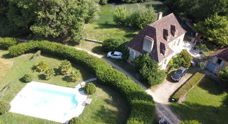 Superbe propriété sur plus d'un hectare de terrain avec maison, piscine, moulin et son bief. Situation préservée dans un environnement bucolique.
