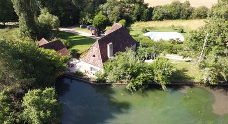 Superbe propriété sur plus d'un hectare de terrain avec maison, piscine, moulin et son bief. Situation préservée dans un environnement bucolique.