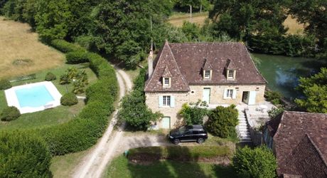 Superbe propriété sur plus d'un hectare de terrain avec maison, piscine, moulin et son bief. Situation préservée dans un environnement bucolique.