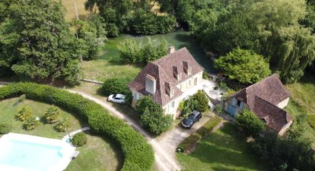 Superbe propriété sur plus d'un hectare de terrain avec maison, piscine, moulin et son bief. Situation préservée dans un environnement bucolique.