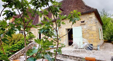 Superbe propriété sur plus d'un hectare de terrain avec maison, piscine, moulin et son bief. Situation préservée dans un environnement bucolique.