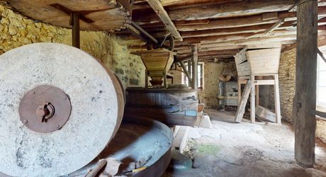 Superbe propriété sur plus d'un hectare de terrain avec maison, piscine, moulin et son bief. Situation préservée dans un environnement bucolique.
