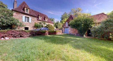 Superbe propriété sur plus d'un hectare de terrain avec maison, piscine, moulin et son bief. Situation préservée dans un environnement bucolique.